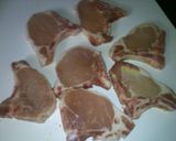 Foto del paso 1 de la receta: Chuletitas de cerdo sobre colchón de verduras