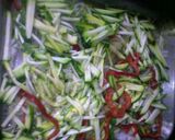 Foto del paso 2 de la receta: Chuletitas de cerdo sobre colchón de verduras