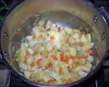 Foto del paso 3 de la receta: Menestra de patatas y manzanas con mejillones
