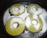 Foto del paso 1 de la receta: Piña caramelizada con plátano rebozado en nueces