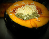 Foto del paso 3 de la receta: Zapallo relleno con queso y arvejas al horno