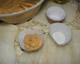 Foto del paso 2 de la receta: Muffins de dulce de leche y chips de chocolate