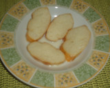 Foto del paso 1 de la receta: Tostadas con miel y piñones