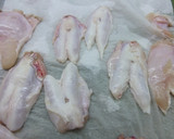 Foto del paso 1 de la receta: Cocochas de bacalao al pil pil con gulas y almejas