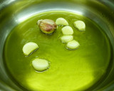 Foto del paso 5 de la receta: Cocochas de bacalao al pil pil con gulas y almejas