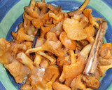 Foto del paso 1 de la receta: Confitura de rebozuelos (Cantharellus) con queso tetilla gallego