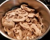 Foto del paso 1 de la receta: Salsa de champiñones laminados con vino blanco
