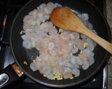 Foto del paso 3 de la receta: Berenjenas rellenas con bechamel, gambas y atún