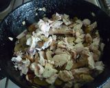 Foto del paso 3 de la receta: Tallarines verdes con salsa de champiñones, pollo y crema