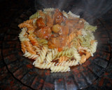 Foto del paso 4 de la receta: Espirales tricolor con cerdo en salsa de tomate