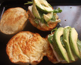 Foto del paso 2 de la receta: Bocadillo de camembert, nueces y rúcula