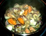 Foto del paso 3 de la receta: Cazuelita de anguriñas, gambas, almejas y mejillones