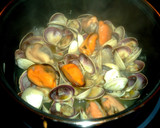 Foto del paso 3 de la receta: Cazuelita de anguriñas, gambas, almejas y mejillones