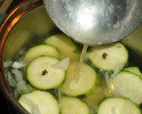 Foto del paso 1 de la receta: Crema de calabacín con piñones