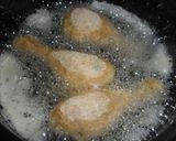Foto del paso 3 de la receta: Muslos de pollo rebozados con papas al orégano