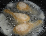 Foto del paso 3 de la receta: Muslos de pollo rebozados con papas al orégano