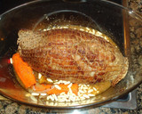 Foto del paso 2 de la receta: Redondo de ternera con piñones, ciruelas y setas