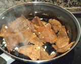 Foto del paso 9 de la receta: Redondo de ternera con piñones, ciruelas y setas