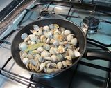 Foto del paso 2 de la receta: Lomo de merluza con salsa de berberechos