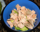 Foto del paso 2 de la receta: Aguacates rellenos de salmón fresco