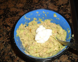 Foto del paso 3 de la receta: Aguacates rellenos de salmón fresco