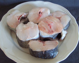 Foto del paso 1 de la receta: Merluza en salsa de champiñones y setas