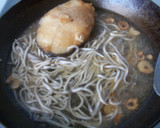 Foto del paso 1 de la receta: Merluza con gulas en salsa picante