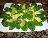 Foto del paso 2 de la receta: Ensalada de espinacas y aguacate con virutas de jamón ibérico y queso