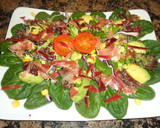 Foto del paso 6 de la receta: Ensalada de espinacas y aguacate con virutas de jamón ibérico y queso