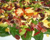 Foto del paso 8 de la receta: Ensalada de espinacas y aguacate con virutas de jamón ibérico y queso