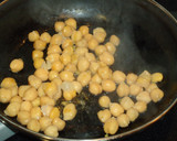 Foto del paso 2 de la receta: Espinacas salteadas con garbanzos fritos y huevos de codorniz
