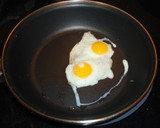 Foto del paso 4 de la receta: Espinacas salteadas con garbanzos fritos y huevos de codorniz