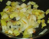 Foto del paso 2 de la receta: Crema de zanahorias, manzana, nabo y puerros