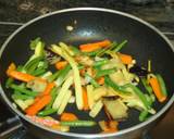 Foto del paso 3 de la receta Merluza rebozada con salteado de verduras
