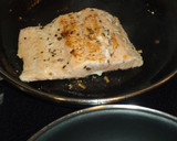 Foto del paso 2 de la receta: Salmón salvaje con gambas al ajillo