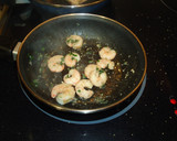 Foto del paso 4 de la receta: Salmón salvaje con gambas al ajillo