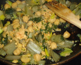 Foto del paso 2 de la receta: Crema de acelgas, garbanzos, puerro y almendras