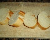 Foto del paso 1 de la receta: Canapés de queso de cabra y cebolla caramelizada