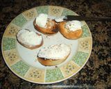 Foto del paso 2 de la receta: Canapés de queso de cabra y cebolla caramelizada