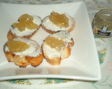Foto del paso 3 de la receta: Canapés de queso de cabra y cebolla caramelizada