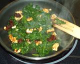 Foto del paso 2 de la receta: Espinacas salteadas con nueces y pasas