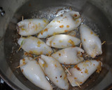 Foto del paso 1 de la receta: Calamares rellenos de piñones y huevo