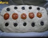 Foto del paso 5 de la receta: Focaccia con aceitunas negras y tomatitos cherry