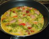 Foto del paso 2 de la receta: Tortilla de brócoli, pavo y chorizo