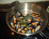 Foto del paso 1 de la receta: Cazuela de mejillones con salsa