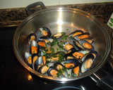 Foto del paso 1 de la receta: Cazuela de mejillones con salsa