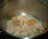 Foto del paso 1 de la receta: Langostinos y mejillones a la crema