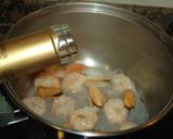 Foto del paso 2 de la receta: Langostinos y mejillones a la crema