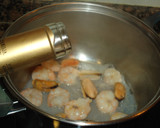 Foto del paso 2 de la receta: Langostinos y mejillones a la crema