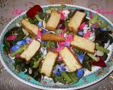 Foto del paso 2 de la receta: Ensalada orgánica de lechuguitas con tofu y pétalos de flores